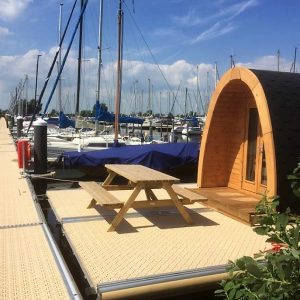 Casuta camping izolata de lux cu detalii decorative din lemn de pin