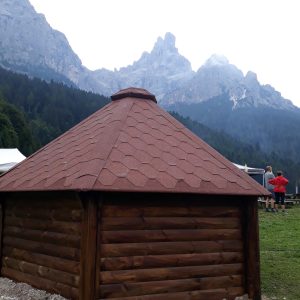 Cabana camping cu gratar 9.2 mp si acoperis din sindrila bituminoasa
