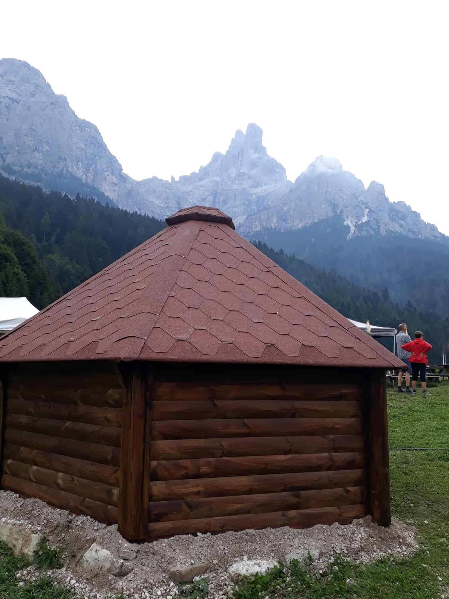 Cabana camping cu gratar 9.2 mp si acoperis din sindrila bituminoasa