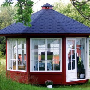 Pavilion rustic 10 mp din pin cu detalii arhitecturale simple
