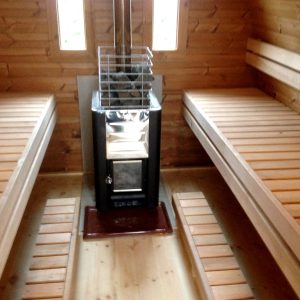 Sauna pod rustica de gradina cu interior spatios si banci comode