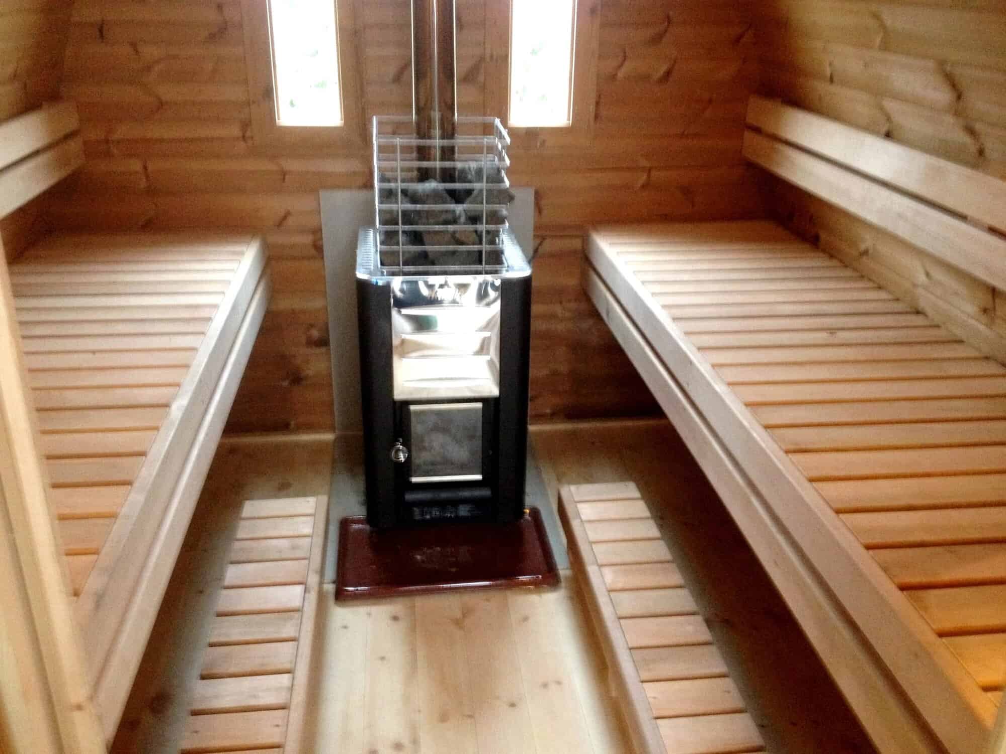 Sauna pod rustica de gradina cu interior spatios si banci comode