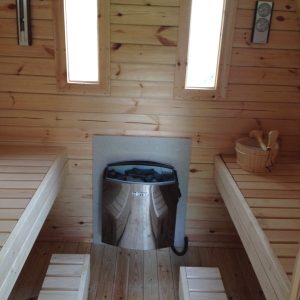 Sauna pod rustica de gradina cu interior spatios si banci comode