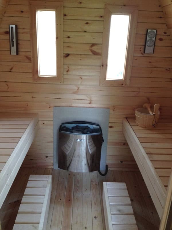 Sauna pod rustica de gradina cu interior spatios si banci comode