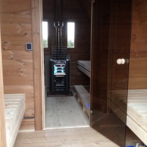 Sauna moderna din lemn cu usa termopan si ferestre decorative