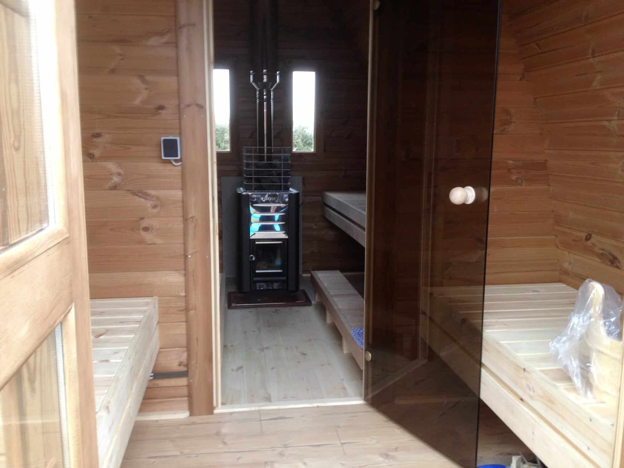 Sauna moderna din lemn cu usa termopan si ferestre decorative