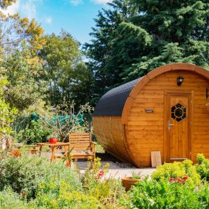 Butoi de camping rustic din lemn de pin cu usa frontala hexagonala