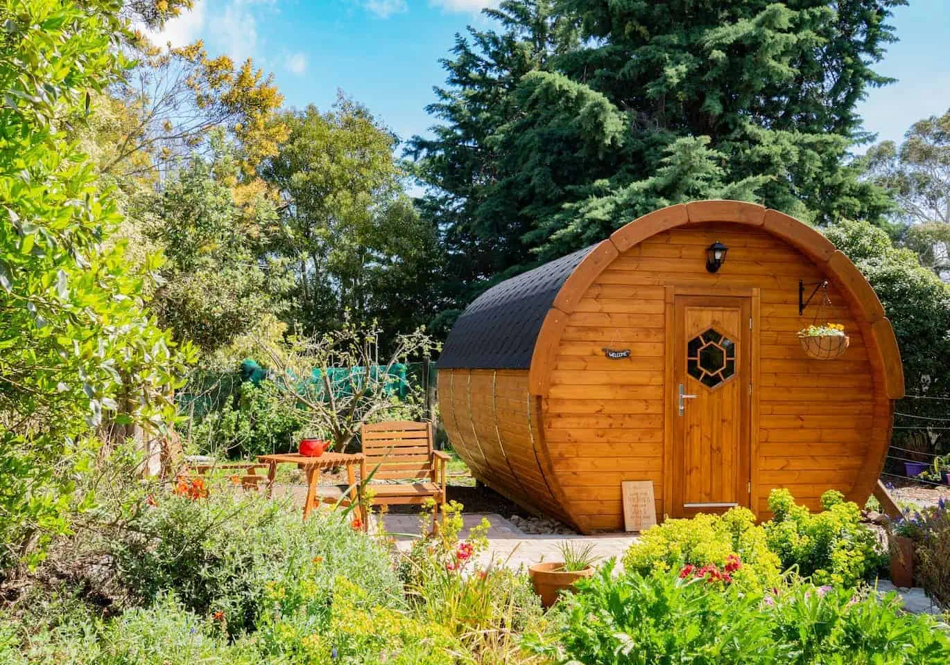 Butoi de camping rustic din lemn de pin cu usa frontala hexagonala