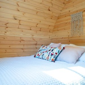 Butoi de camping modern cu design scandinav si structura curbata