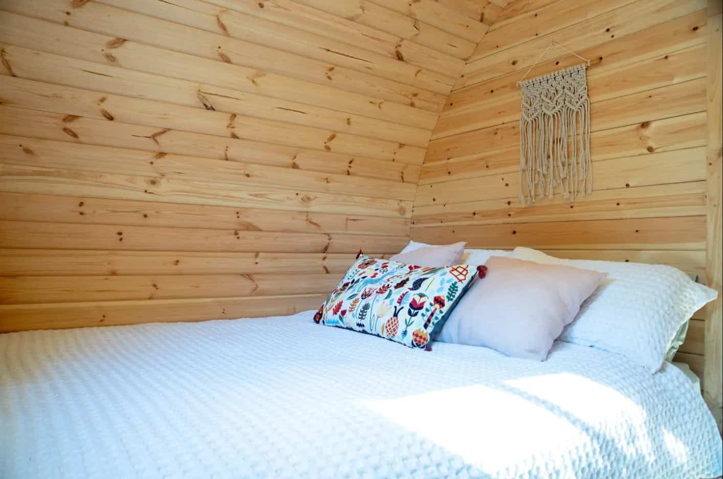 Butoi de camping modern cu design scandinav si structura curbata