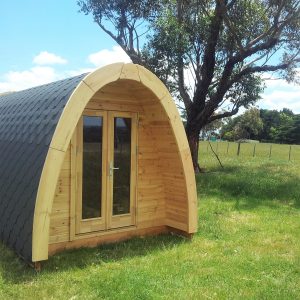 Casuta camping izolata de lux cu aspect modern si detalii premium