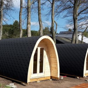 Casuta camping izolata de lux cu acoperis negru din sindrila bituminoasa