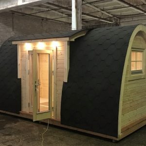 Casuta camping izolata 2.4x4.8 m din lemn de pin cu usa daneza cu geam termopan