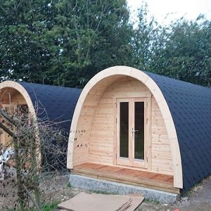Casuta camping izolata 3.25x4.8 m din lemn de pin cu acoperis din sindrila bituminoasa finlandeza