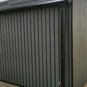 Casa modulara compacta din lemn cu acoperis drept simplu si jgheaburi