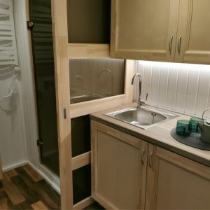 Casa modulara mica din lemn natur pentru 2-4 persoane cu baie interioara