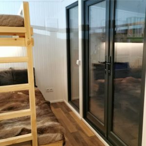 Casa modulara mica din lemn natur pentru 2-4 persoane cu baie interioara