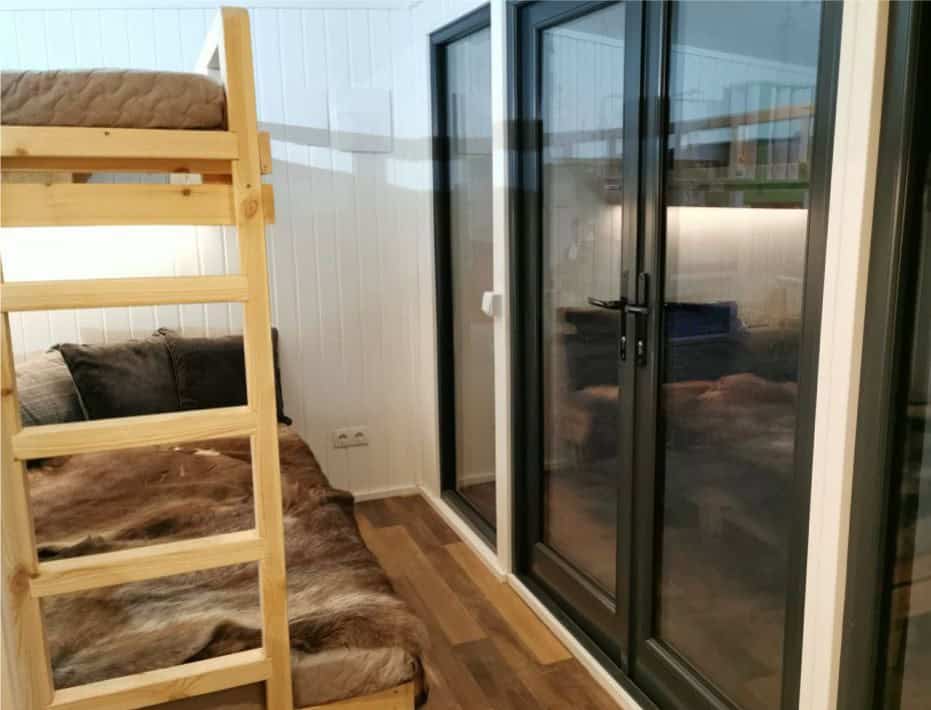 Casa modulara mica din lemn natur pentru 2-4 persoane cu baie interioara