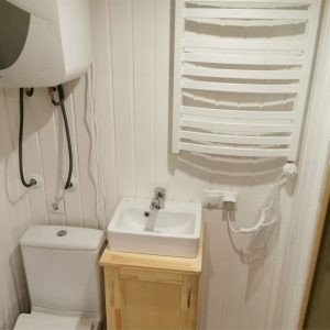 Casa modulara mica din lemn natur cu baie