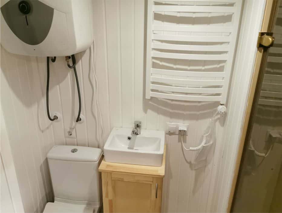Casa modulara mica din lemn natur cu baie