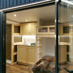Casa modulara mica de camping cu finisaj rustic si design minimalist