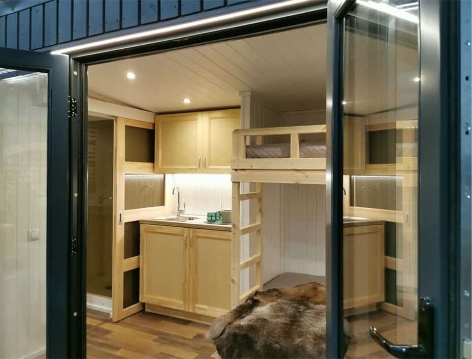 Casa modulara mica de camping cu finisaj rustic si design minimalist