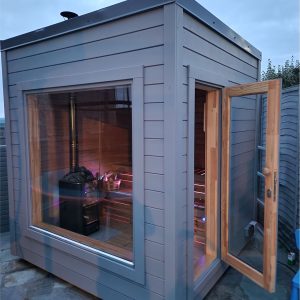 Sauna Moderna eleganta cu usa din lemn si geam dublu