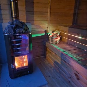 Sauna Moderna eleganta cu interioare din arin si banci drepte
