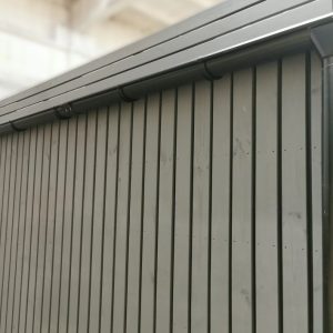Casa modulara compacta din lemn natur cu finisaje exterioare rustice