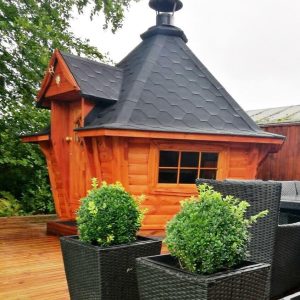Cabana rustica 7 mp cu banci extensibile pentru 10–15 persoane