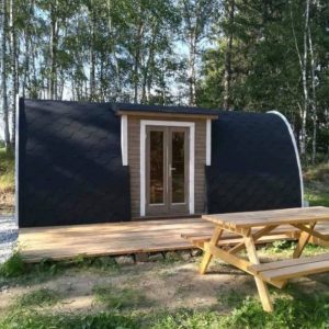 Casuta de camping izolata 3.0x5.9 m din lemn de pin cu intrare laterala dubla din sticla termopan