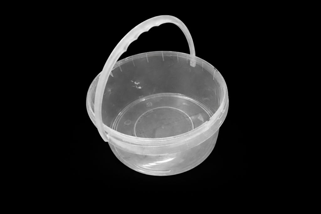 Clear plastic round bucket with handle, 2500 ml capacity for versatile use.