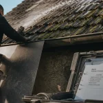 Exemple devis démoussage toiture 25 € m², artisan arrose toiture en tuiles verdies