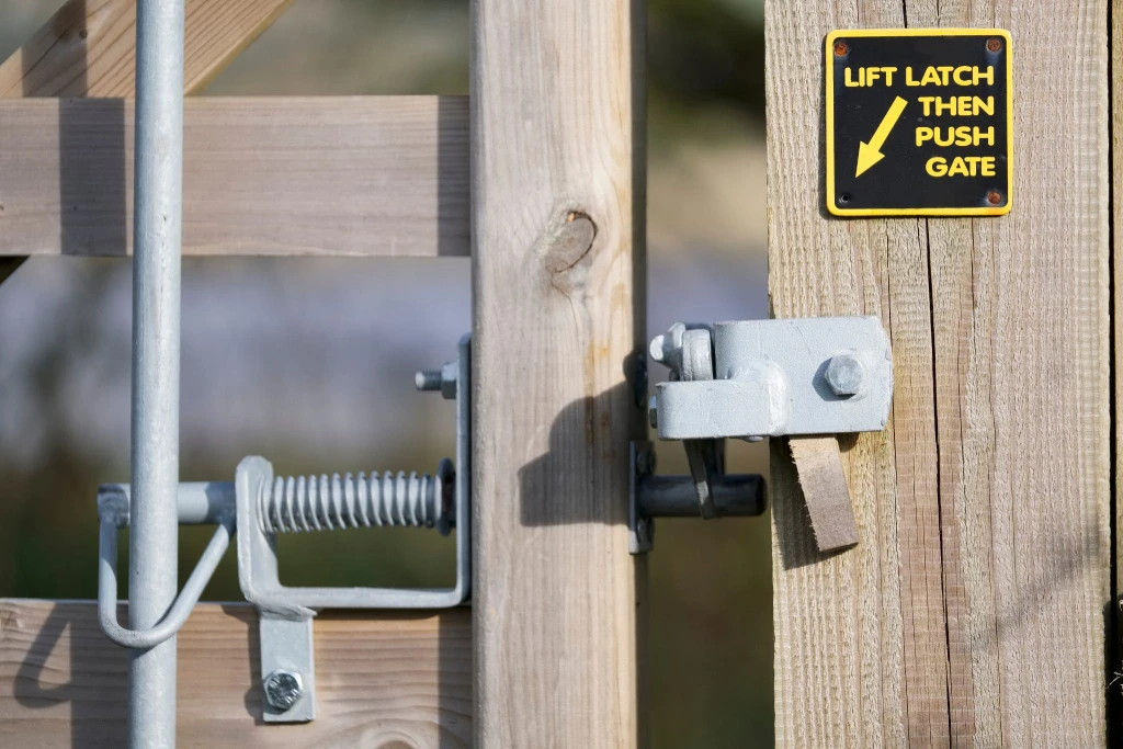 please close gate with lifting handle and latch si