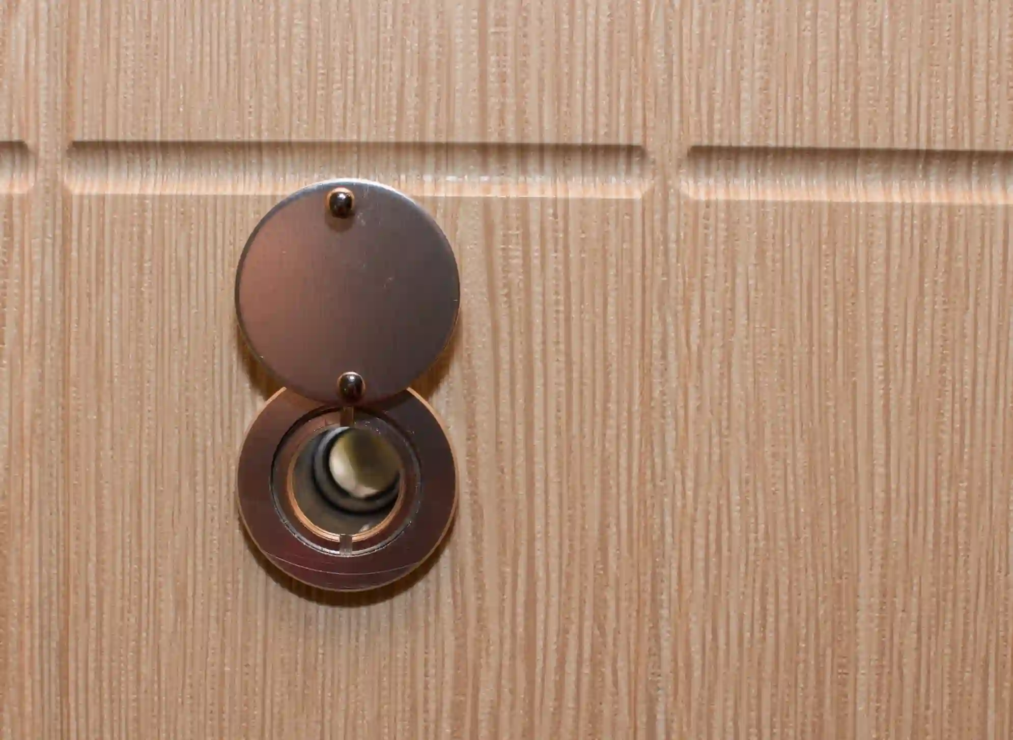 peephole-on-the-door