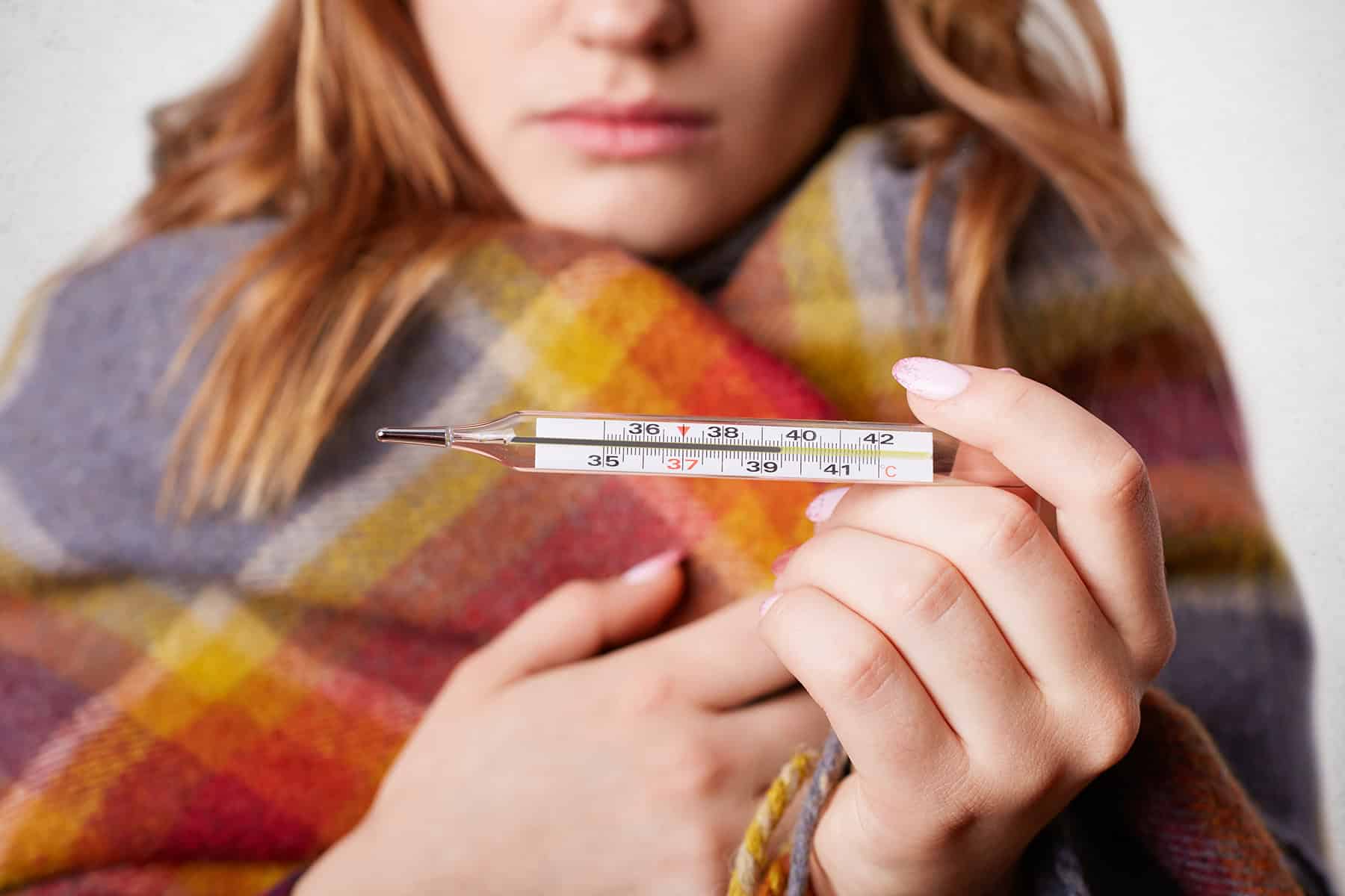Cómo controlar la fiebre con remedios caseros seguros para adultos y bebés