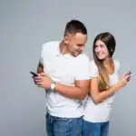 Voltear el celular al recibir un mensaje, ¿es señal de que oculta algo? Te explicamos qué dice la psicología, qué es sano y qué no en la privacidad de pareja.