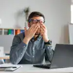 Dormir ocho horas y seguir agotado no es normal. Hay cuatro razones ocultas que los médicos revisan primero, signos de alarma que no debes ignorar y un plan de cuatro semanas para recuperar la energía.