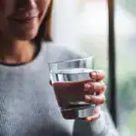 ¿Agua caliente adelgaza y mejora la piel? Mitos, realidades y cómo tomarla bien ¿El agua caliente en ayunas adelgaza y mejora la piel? La ciencia desmonta los mitos, confirma los beneficios reales y explica cómo tomarla correctamente.