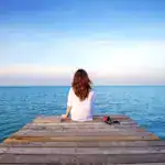 ¿Le da pena ir al cine solo o comer sin compañía? La psicología dice que aprender a disfrutar la propia compañía es una de las habilidades más poderosas para la salud mental.
