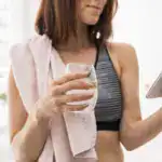 Los 6 beneficios reales del agua caliente, los 4 mitos que TikTok repite sin base científica, los riesgos que nadie menciona y la guía de dosis: temperatura, cantidad y mejor momento.