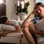 Las 12 señales reales de infidelidad que identifica la psicología, un cuestionario interactivo para evaluar su situación, qué hacer en las primeras horas si confirmó el engaño y cómo decidir si perdonar y reconstruir o terminar la relación.
