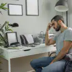 Un estudio con 568.000 personas publicado en Science revela que el trabajo remoto representa un tercio del aumento en malestar psicológico de la última década. Quienes viven solos y trabajan desde casa pasan el 46% de sus días sin ningún contacto social.
