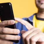98.299 personas, 71 estudios y una conclusión clara: TikTok, Reels y YouTube Shorts deterioran la atención, desactivan el autocontrol y pueden generar cambios cerebrales duraderos. La neurología lo explica y la solución existe.
