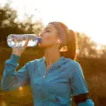 Un estudio de las universidades de Kitasato y Keio (Japón) reveló que no tomar suficiente agua altera el microbioma intestinal. Esto es lo que le pasa realmente al intestino cuando toma agua en ayunas, los mitos que la ciencia desmiente y la guía de cuánta tomar, a qué horas y cómo.