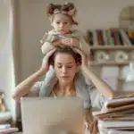 El síndrome de la superwoman afecta el corazón, el sueño, las hormonas y la salud mental. Guía completa: qué es, señales de alerta, la carga mental invisible y cómo salir del ciclo.
