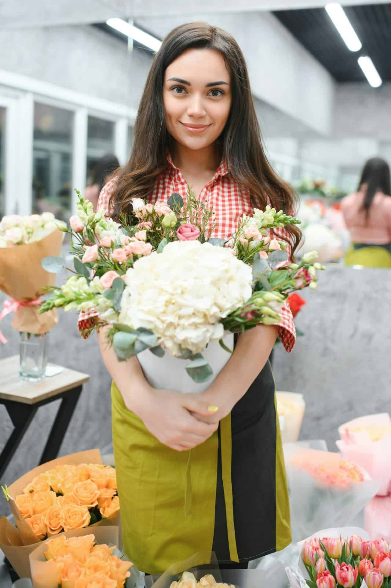 Ramo de flores blancas con rosas rosas y verdes, estilo elegante, para ocasiones especiales en Nezahualcóyotl.