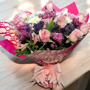 Ramo de flores con rosas y crisantemos en tonos rosas y lilas, estilo elegante para celebraciones con flores a domicilio en Nezahualcóyotl.