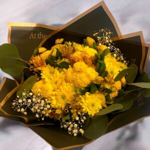 Ramo de flores amarillas con crisantemos y alstroemerias, estilo elegante para ocasiones especiales.