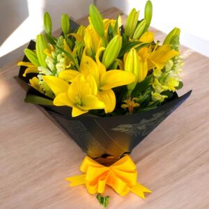 Ramos de lirios amarillos y gladiolos en arreglo elegante con envoltorio negro y lazo amarillo, ideales para ocasiones especiales y flores a domicilio en Nezahualcóyotl.